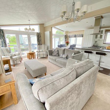 Wildflower, Premium Plus Hot Tub Lodge South Cerney Eksteriør bilde