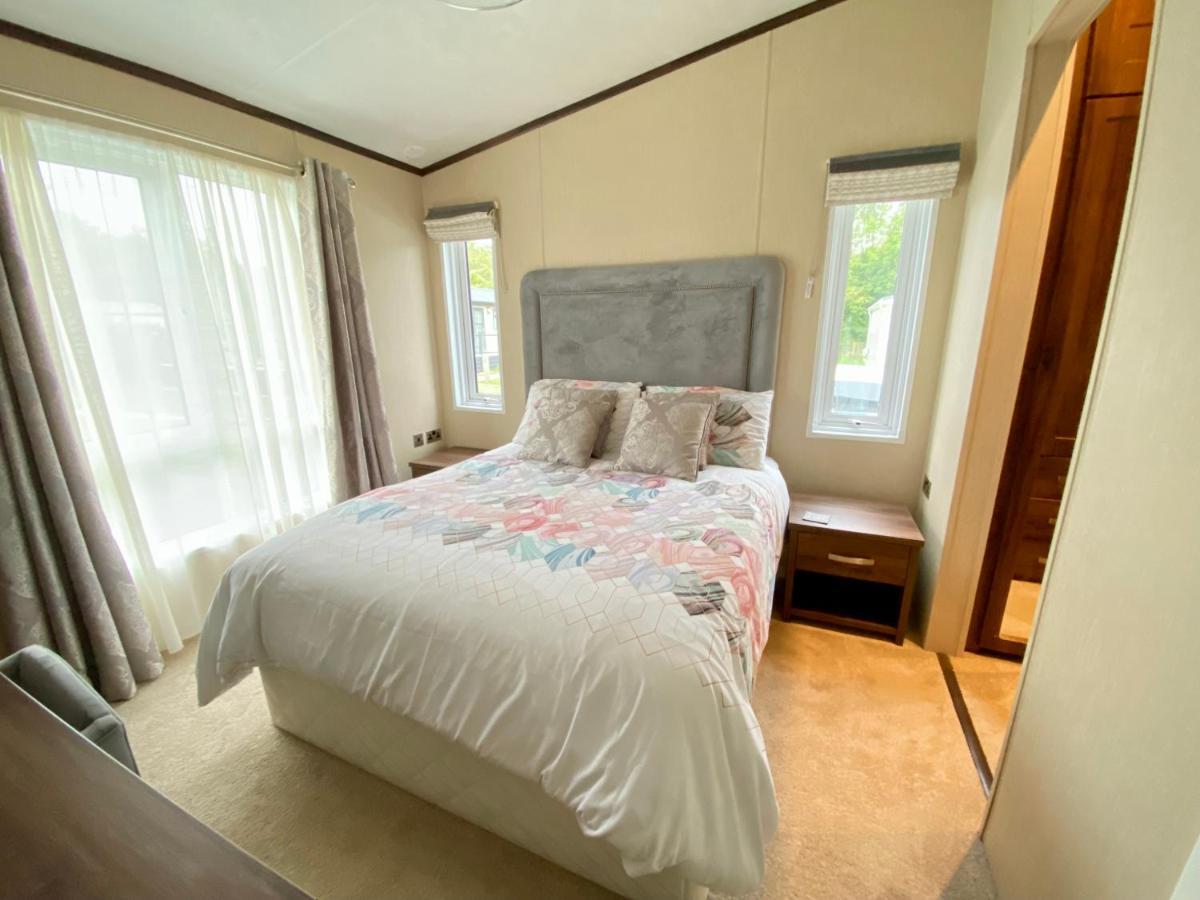 Wildflower, Premium Plus Hot Tub Lodge South Cerney Eksteriør bilde