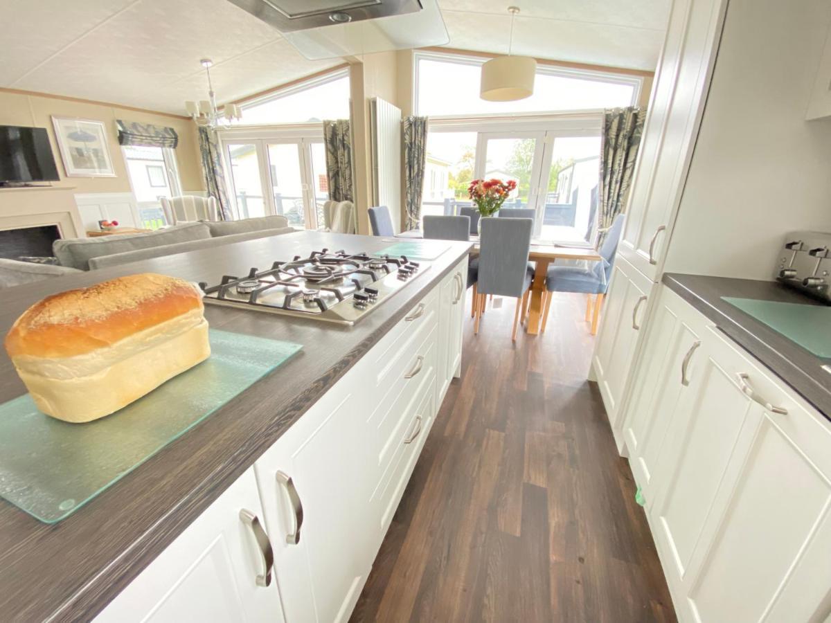 Wildflower, Premium Plus Hot Tub Lodge South Cerney Eksteriør bilde