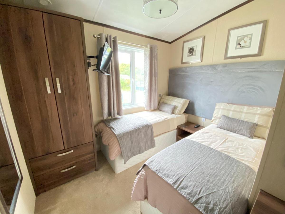 Wildflower, Premium Plus Hot Tub Lodge South Cerney Eksteriør bilde