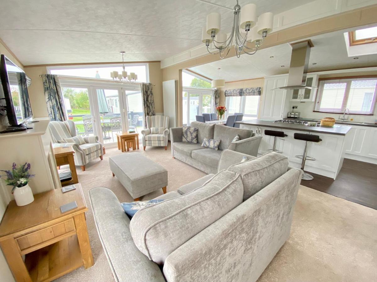 Wildflower, Premium Plus Hot Tub Lodge South Cerney Eksteriør bilde