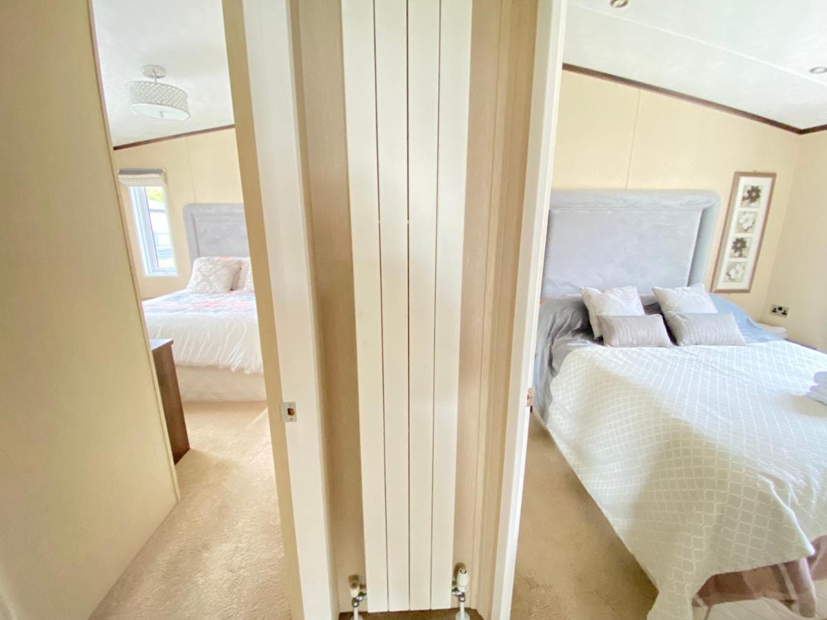 Wildflower, Premium Plus Hot Tub Lodge South Cerney Eksteriør bilde