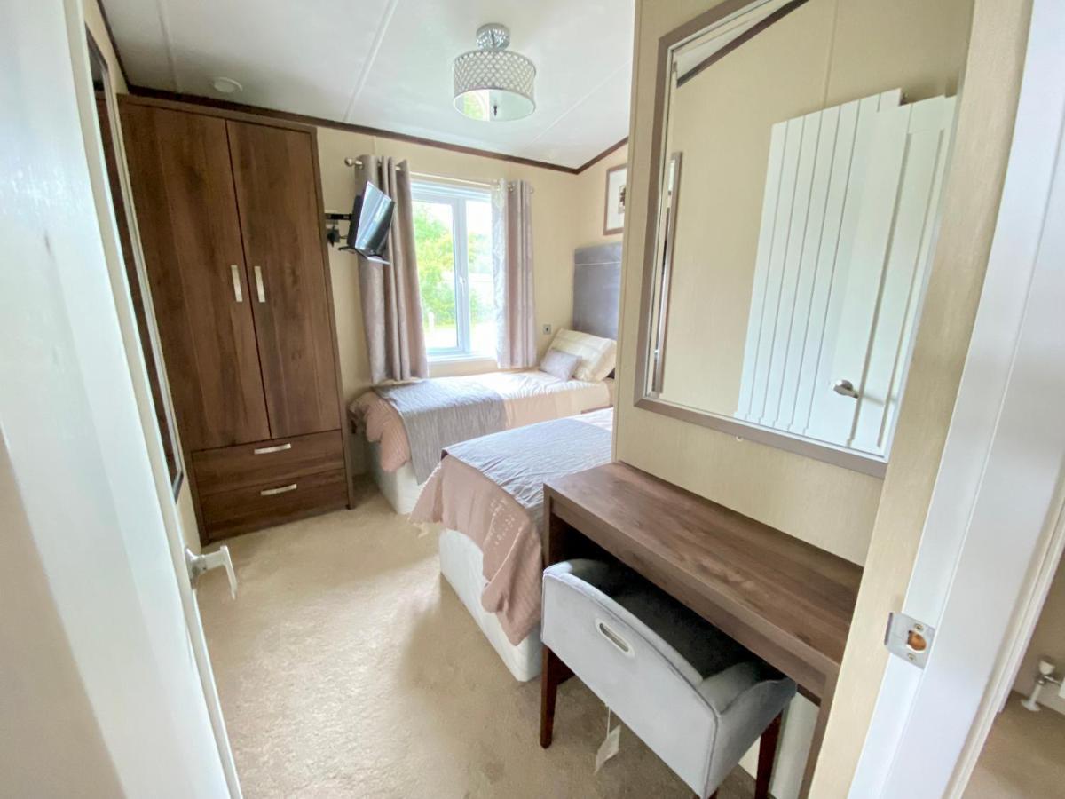 Wildflower, Premium Plus Hot Tub Lodge South Cerney Eksteriør bilde