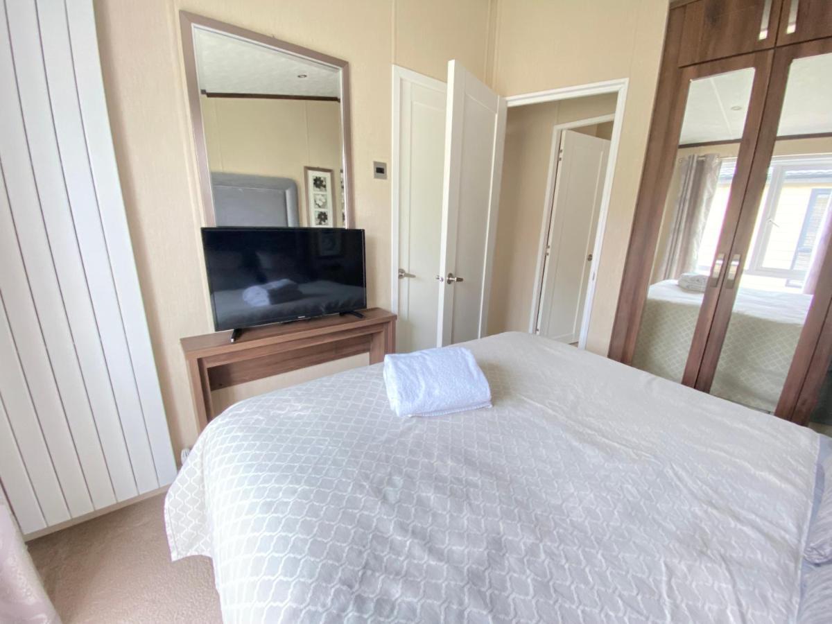 Wildflower, Premium Plus Hot Tub Lodge South Cerney Eksteriør bilde