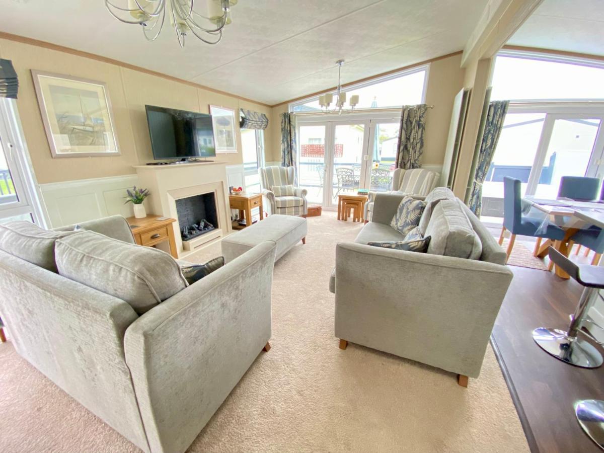 Wildflower, Premium Plus Hot Tub Lodge South Cerney Eksteriør bilde