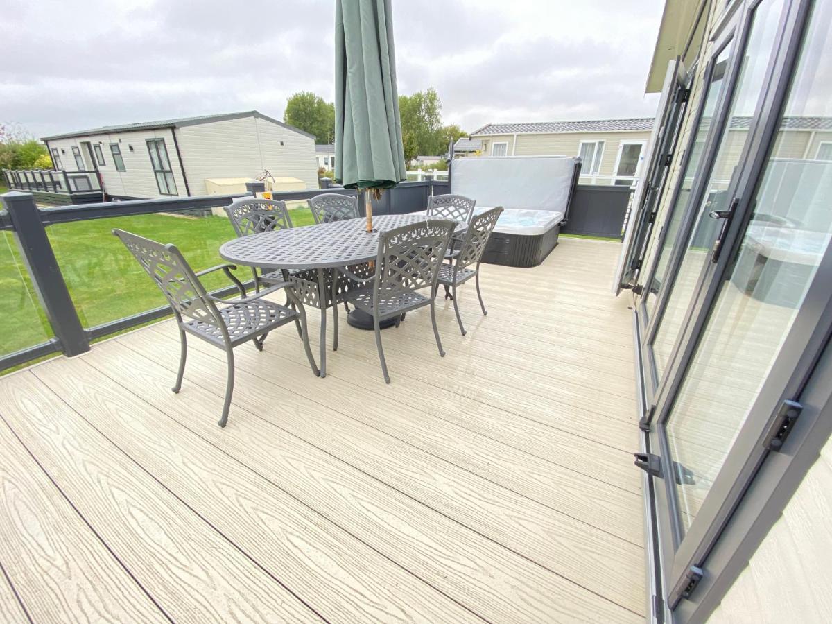 Wildflower, Premium Plus Hot Tub Lodge South Cerney Eksteriør bilde