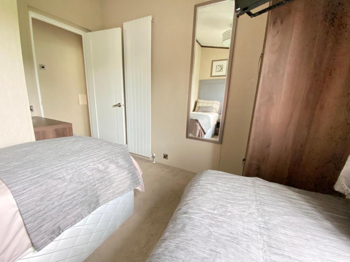 Wildflower, Premium Plus Hot Tub Lodge South Cerney Eksteriør bilde