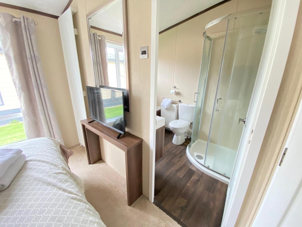Wildflower, Premium Plus Hot Tub Lodge South Cerney Eksteriør bilde