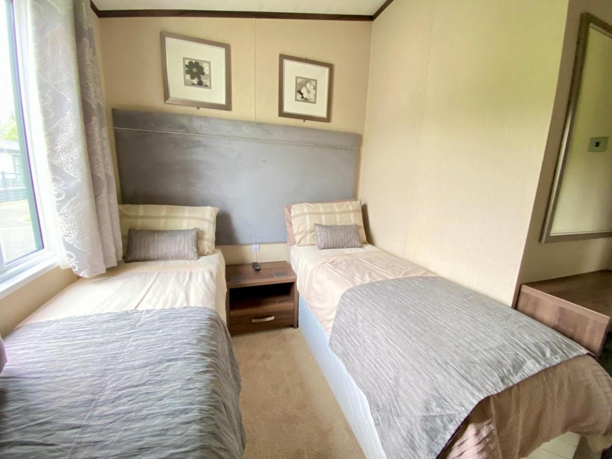 Wildflower, Premium Plus Hot Tub Lodge South Cerney Eksteriør bilde