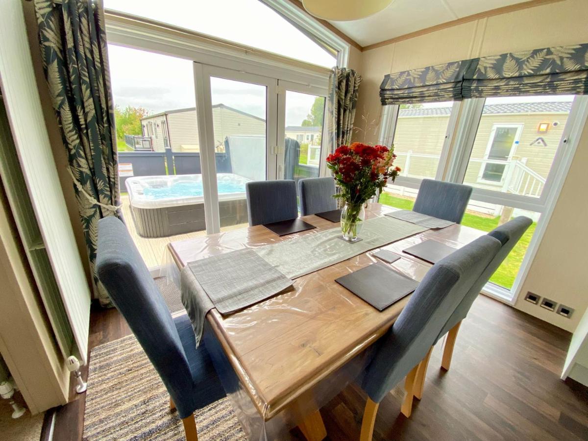 Wildflower, Premium Plus Hot Tub Lodge South Cerney Eksteriør bilde