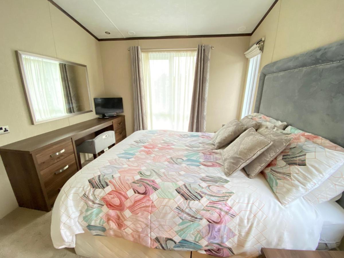 Wildflower, Premium Plus Hot Tub Lodge South Cerney Eksteriør bilde