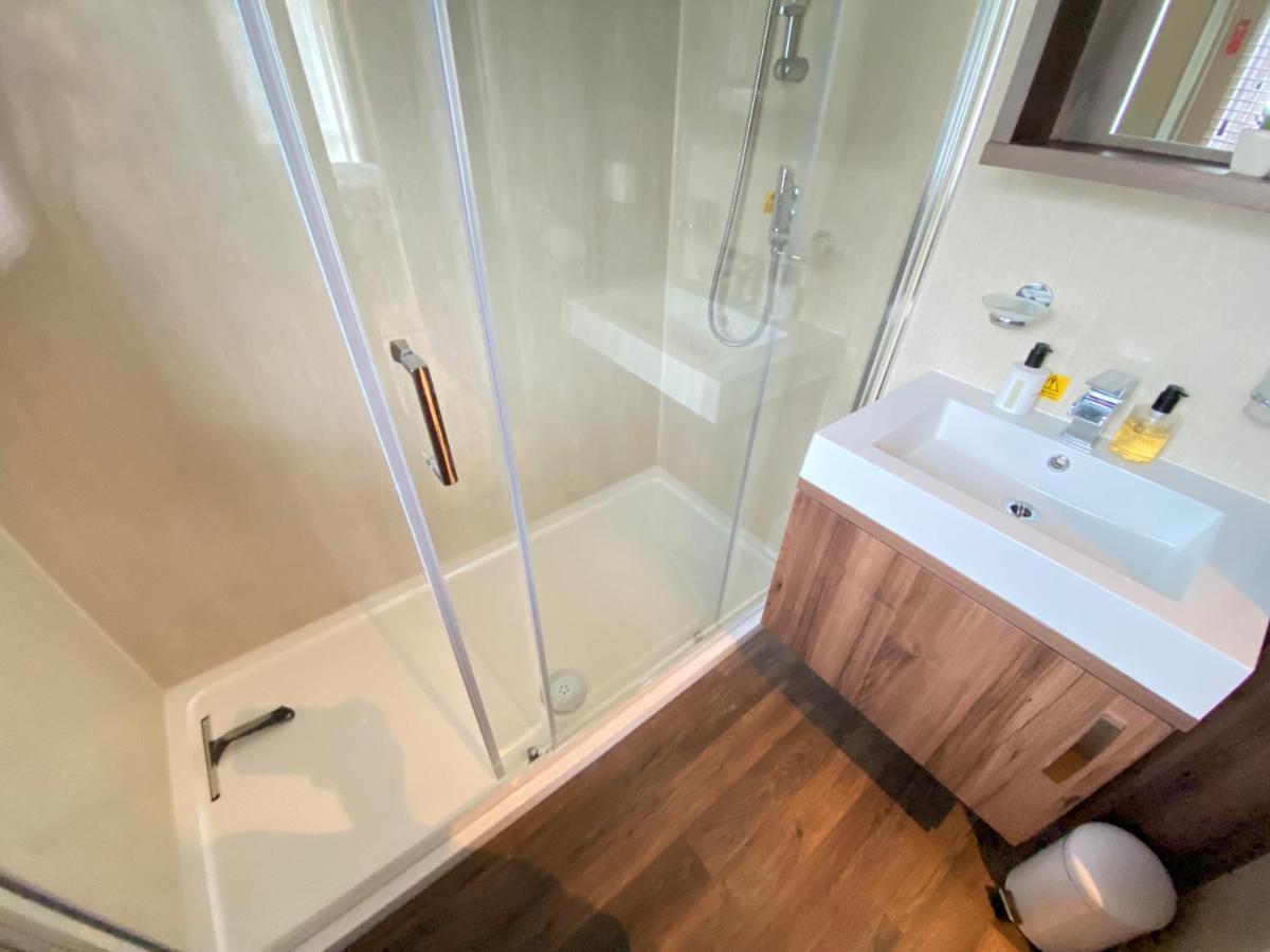 Wildflower, Premium Plus Hot Tub Lodge South Cerney Eksteriør bilde