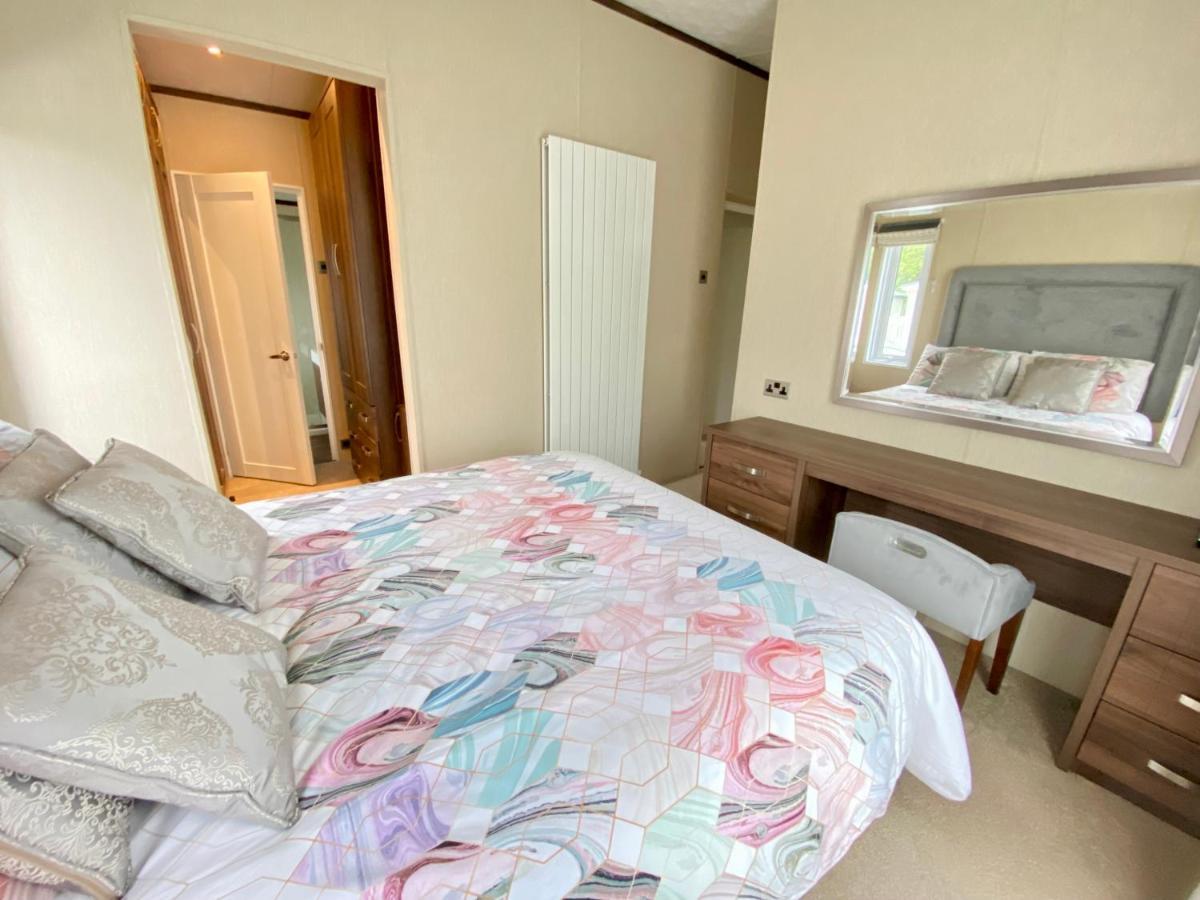 Wildflower, Premium Plus Hot Tub Lodge South Cerney Eksteriør bilde