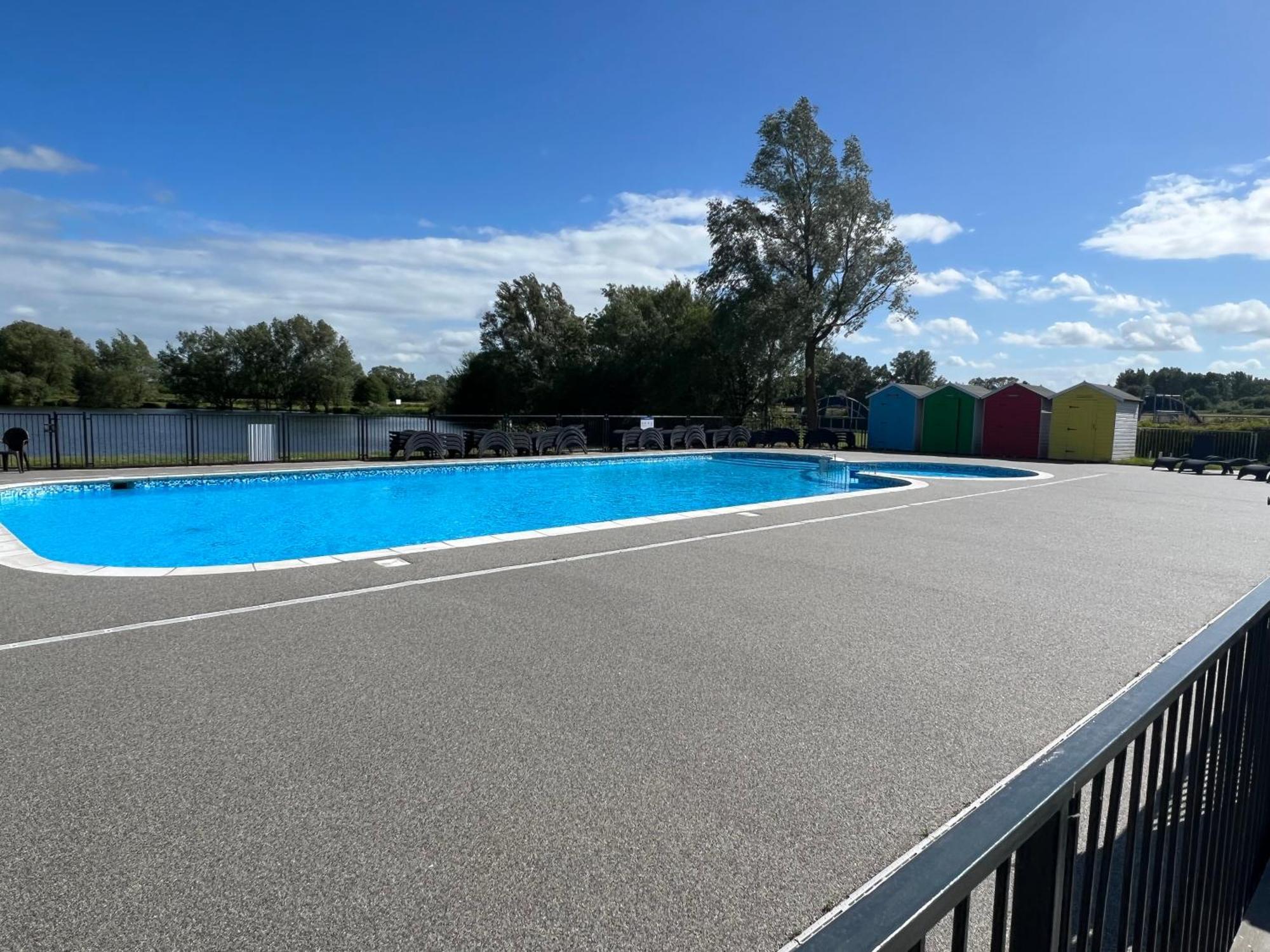Wildflower, Premium Plus Hot Tub Lodge South Cerney Eksteriør bilde