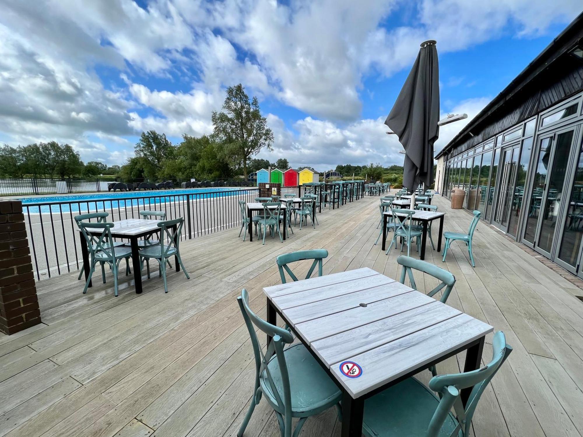 Wildflower, Premium Plus Hot Tub Lodge South Cerney Eksteriør bilde